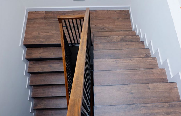 Mặt bậc cầu thang gỗ Plywood có nhiều ưu điểm vượt trội