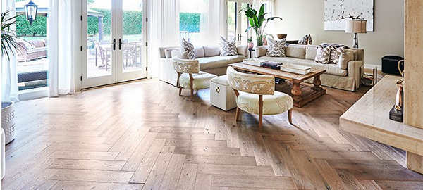 Phòng khách kiểu cổ điển phương Tây với ván sàn xương cá